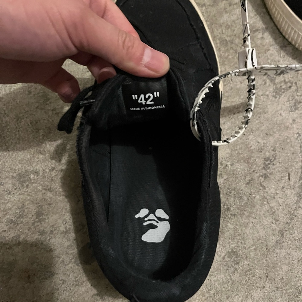 Off-White Black Low-Top Sneakers with Diagonal Stripe Midsole image 3